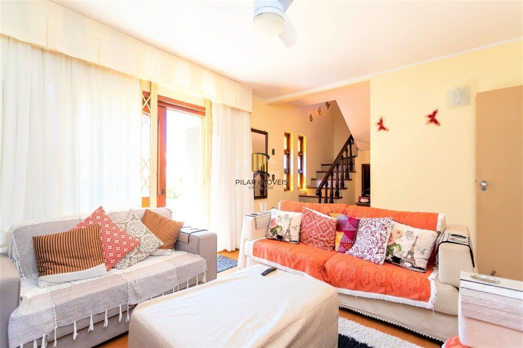 Casa para Venda - 228m², 4 dormitórios, sendo 1 suites, 5 vagas - Teresópolis