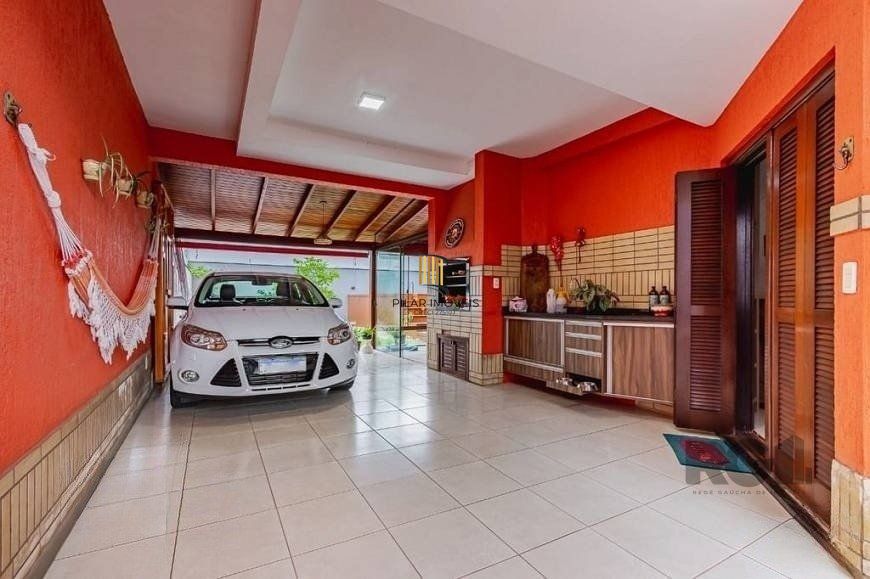 Excelente casa de 209m² com 3 dormitórios, piscina e 3 vagas de garagem.