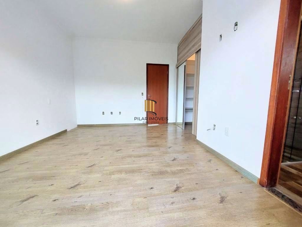 Casa à venda na Hípica, 3 dormitórios, suíte com closet, sótão com churrasqueira e terraço, condomínio fechado com lazer