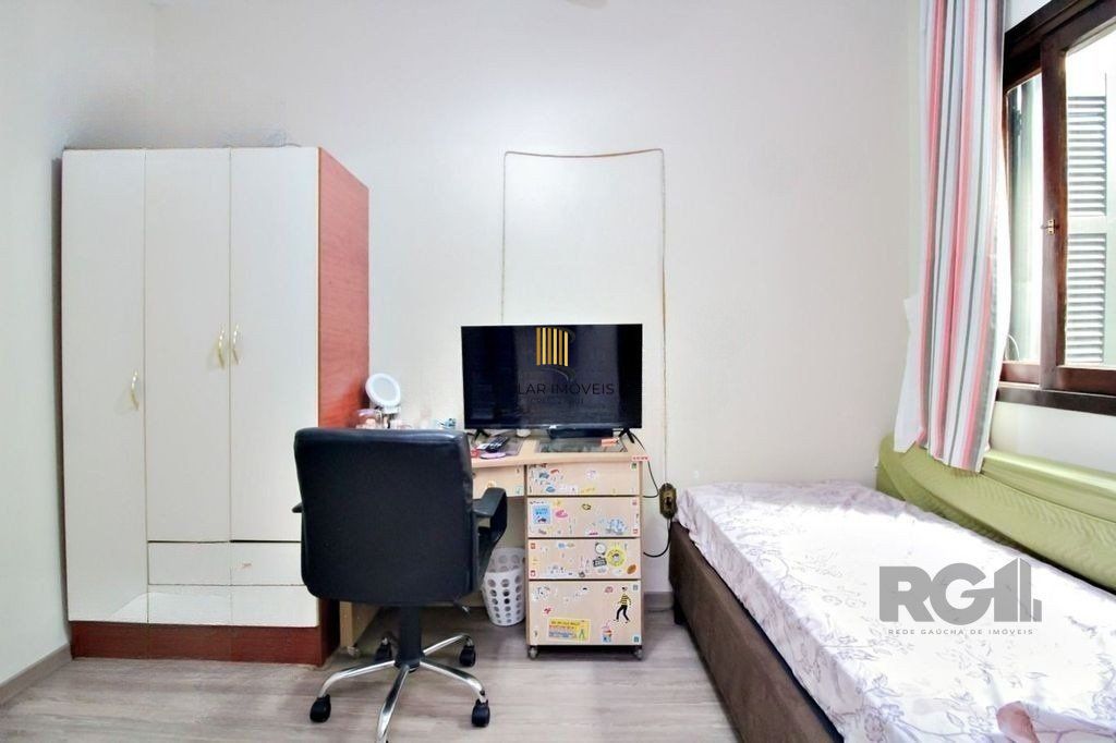 Casa 4 dormitórios, 2 vagas, em rua tranquila próxima a rua Oscar Pereira