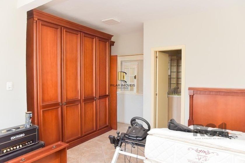 Casa de 197m² - 5 dormitórios, 3 vagas no bairro Rubem Berta