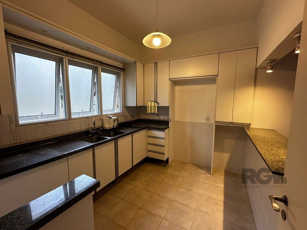 Casa em condomínio com 245m² - 3 dormitórios, 2 vagas no bairro Pedra Redonda