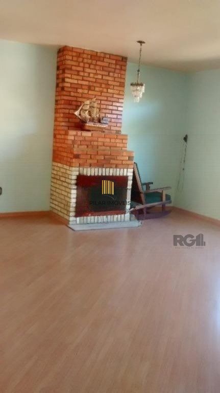 Casa com 3 dormitórios e amplo pátio com grama.