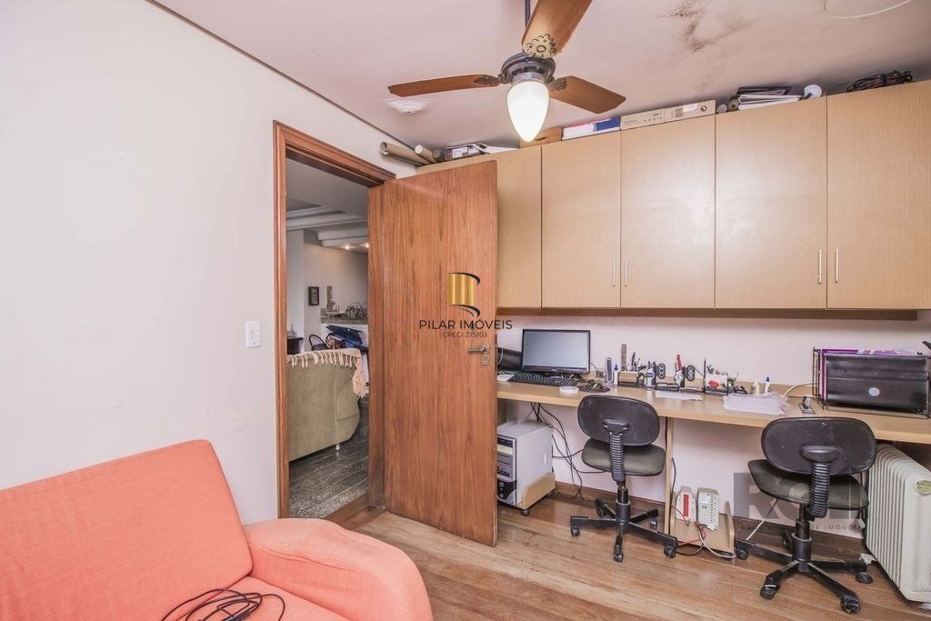 Casa de 329m² - 4 dormitórios, 1 suíte, 6 vagas no bairro Vila Jardim