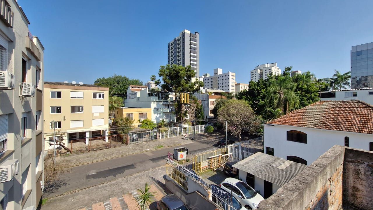 Apartamento com 2 dormitórios e garden na Rua Ijuí, pronto para reformar