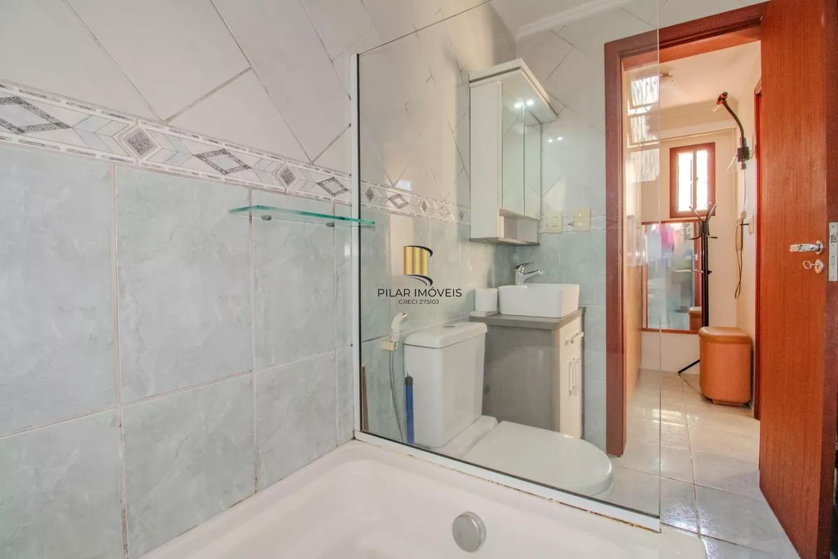 Casa à venda com 173m², 2 quartos e 3 vagas no bairro Vila Ipiranga- Porto Alegre/RS