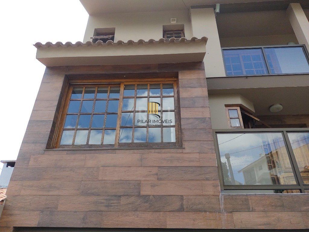 Excelente casa com 03 suíte, espaço gourmet com churrasqueira, living com lareira, pátio com piscina e garagem para 02 carros no bairro Espírito Santo