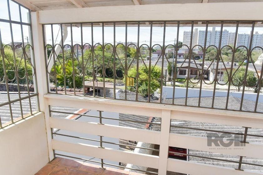 Casa de 197m² - 5 dormitórios, 3 vagas no bairro Rubem Berta