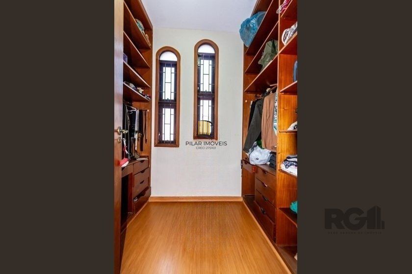 Casa 303m² - 4 dormitórios, 2 vagas no bairro Santo Antônio