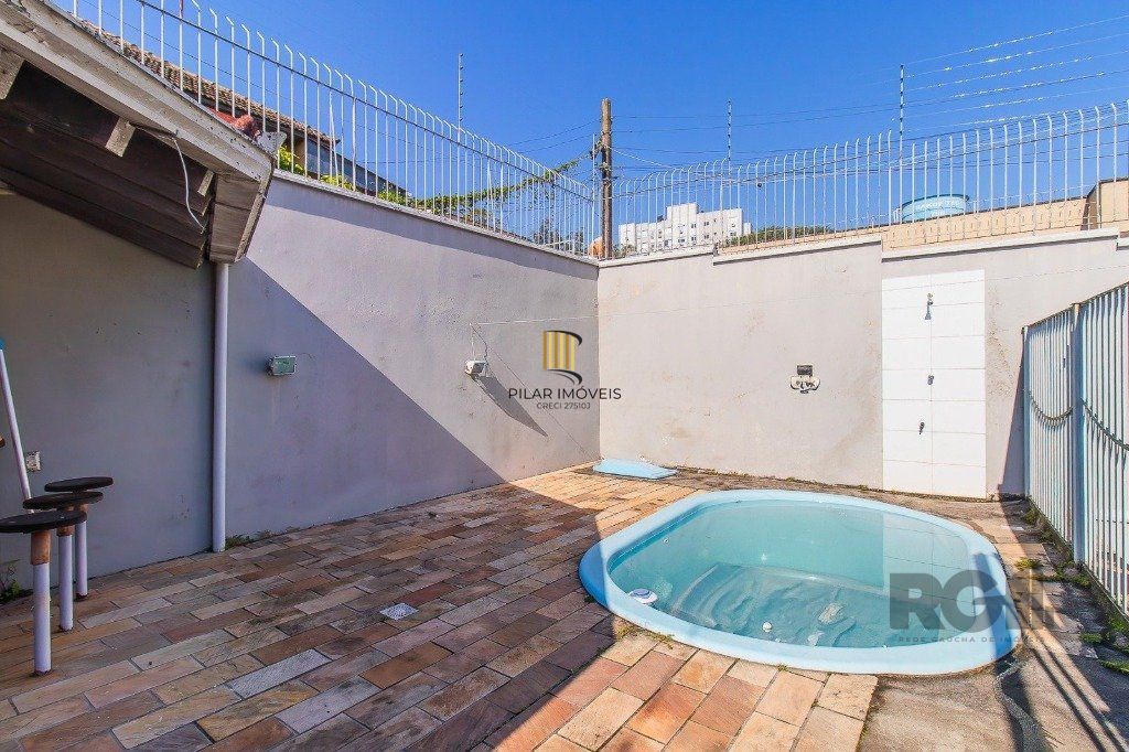 Casa com 4 dormitórios, 3 vagas no bairro Santo Antônio