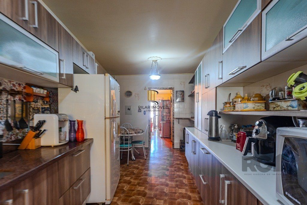 Prédio de 328m² - 4 dormitórios, 2 vagas no bairro Chácara das Pedras