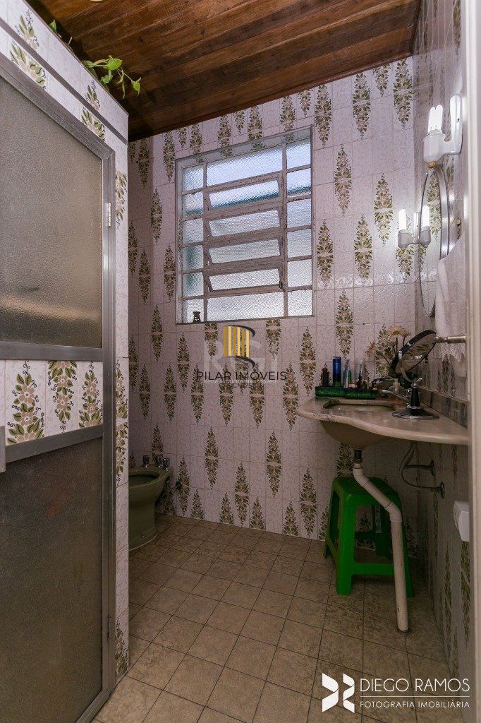 Casa para Venda - 198m², 3 dormitórios, sendo 1 suites, 4 vagas - Petrópolis