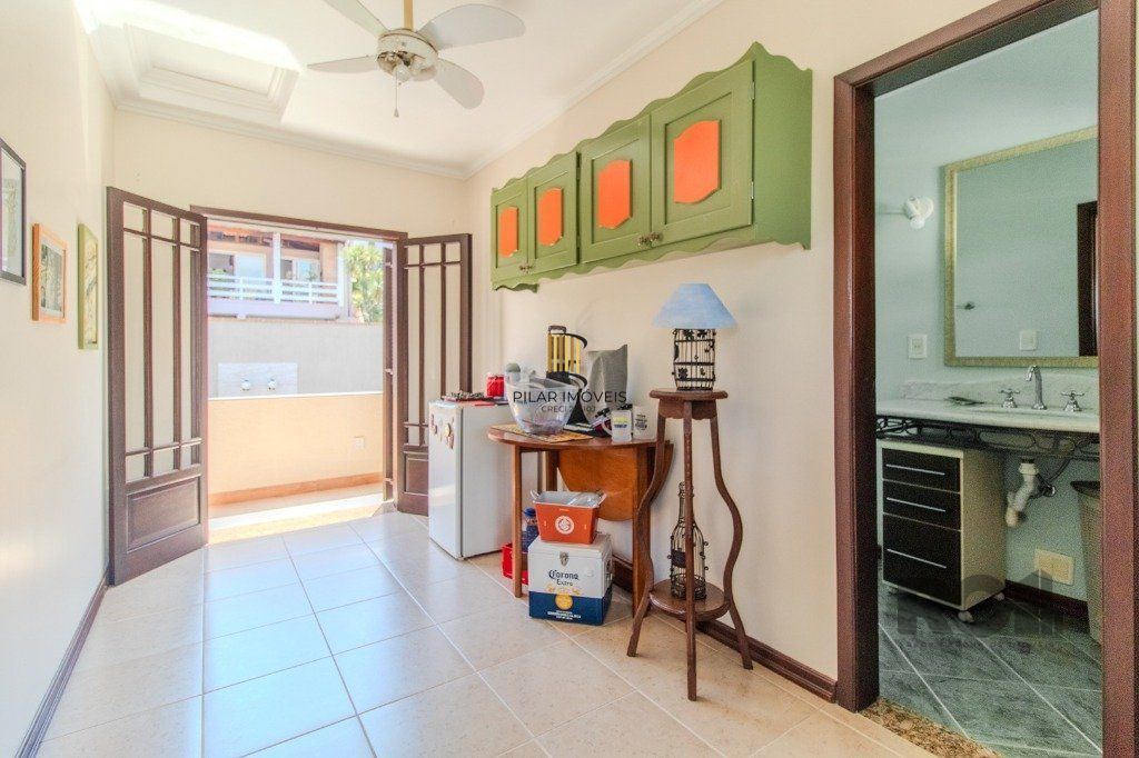 Linda casa de 04 dormitórios com vista livre no Bairro Teresópolis