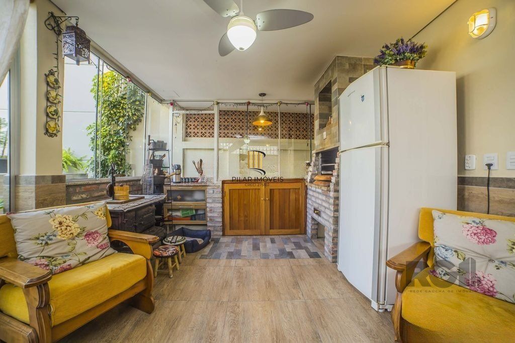 Casa de 4 dormitórios no bairro Glória