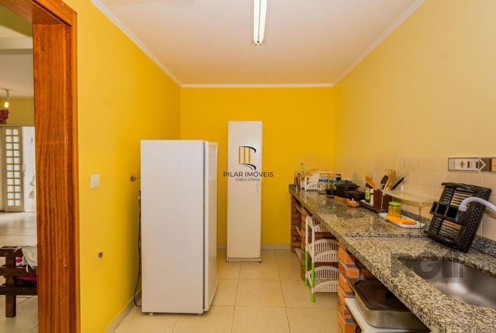 São duas casas no mesmo pátio, com 308,22m² de área construída. Próxima a Av. Teresópolis.