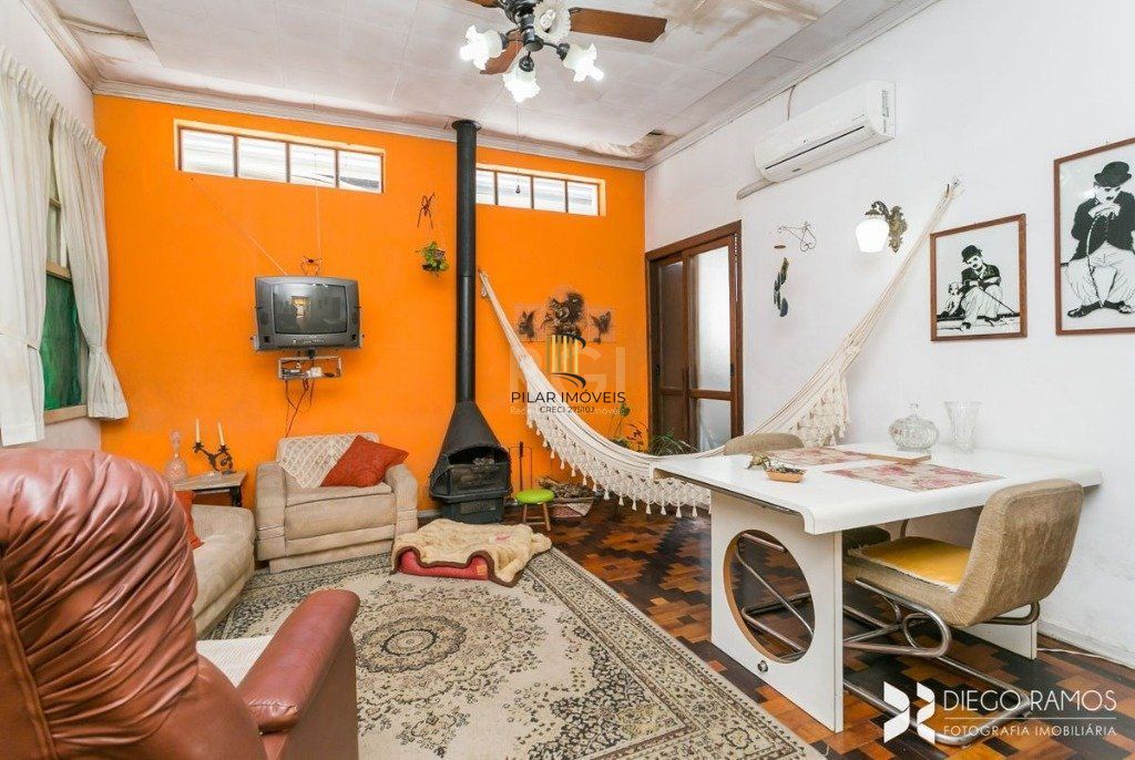 Casa para Venda - 198m², 3 dormitórios, sendo 1 suites, 4 vagas - Petrópolis