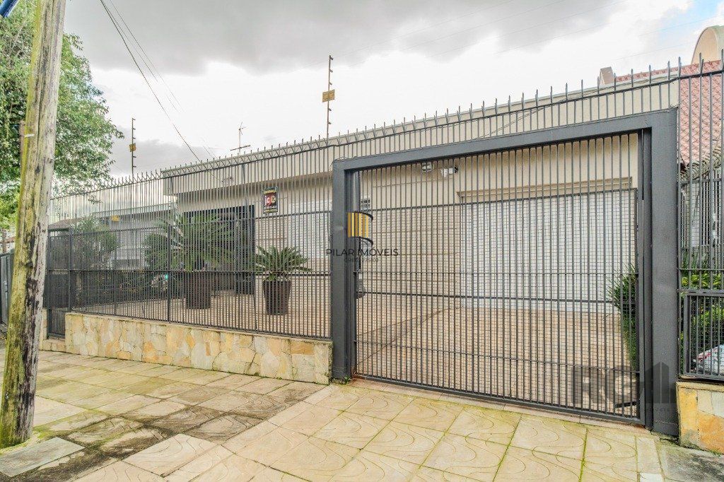 Casa 3 dormitórios no bairro Medianeira