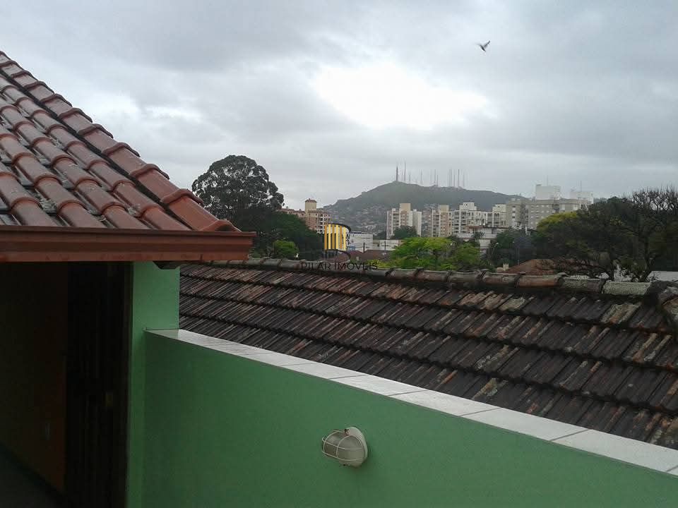 Casa de 3 dormitórios com piscina no bairro Teresópolis.