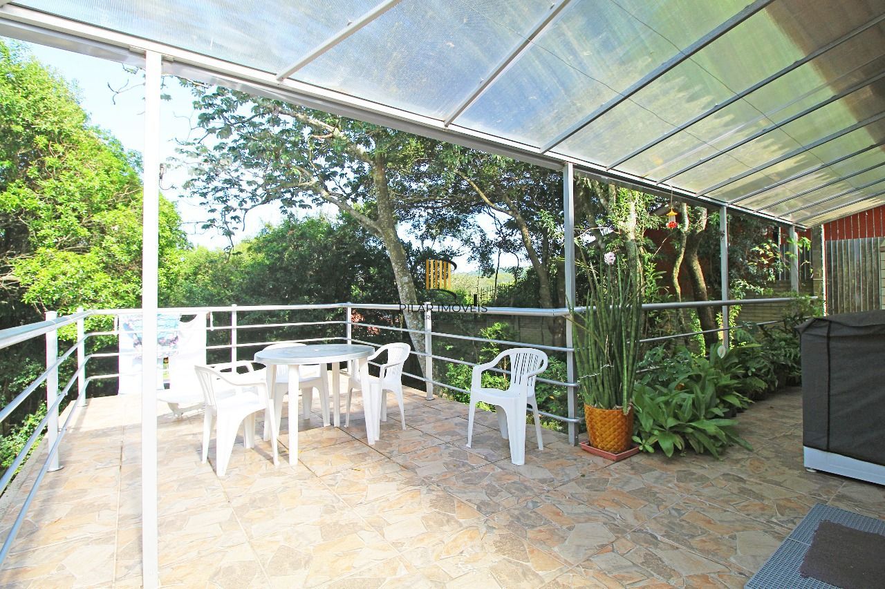 Duas casas em meio a muita natureza