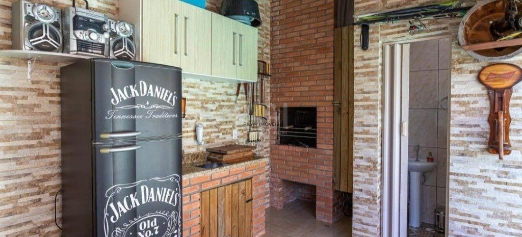 Excelente casa com 3 dormitórios e piscina