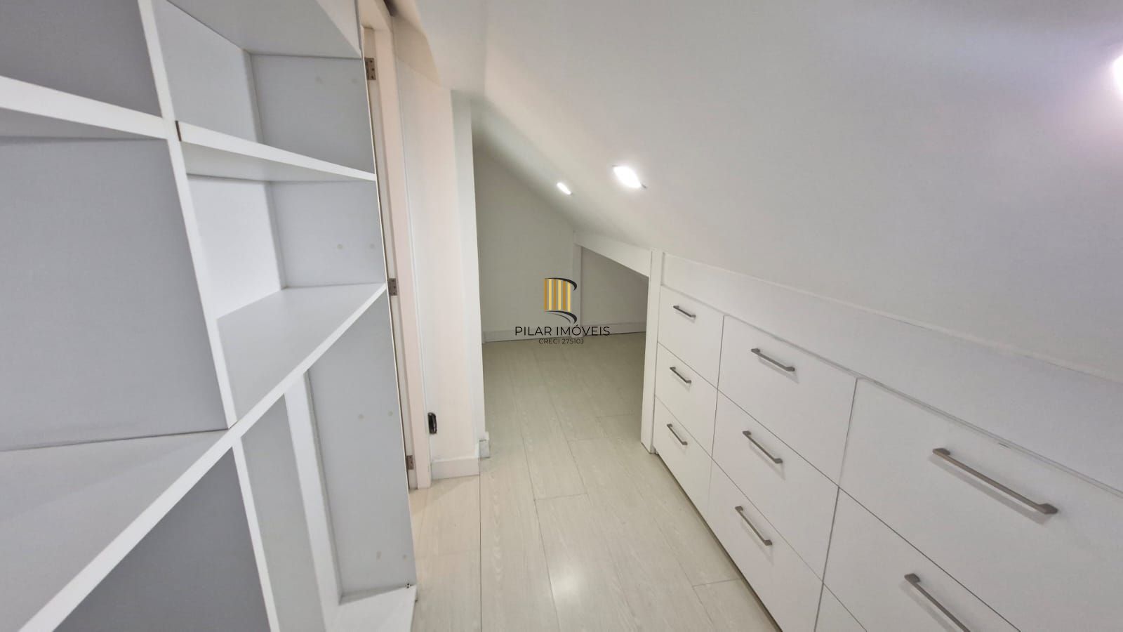 Casa em Condominio fechado, 5 dormitórios com infraestrutura completa