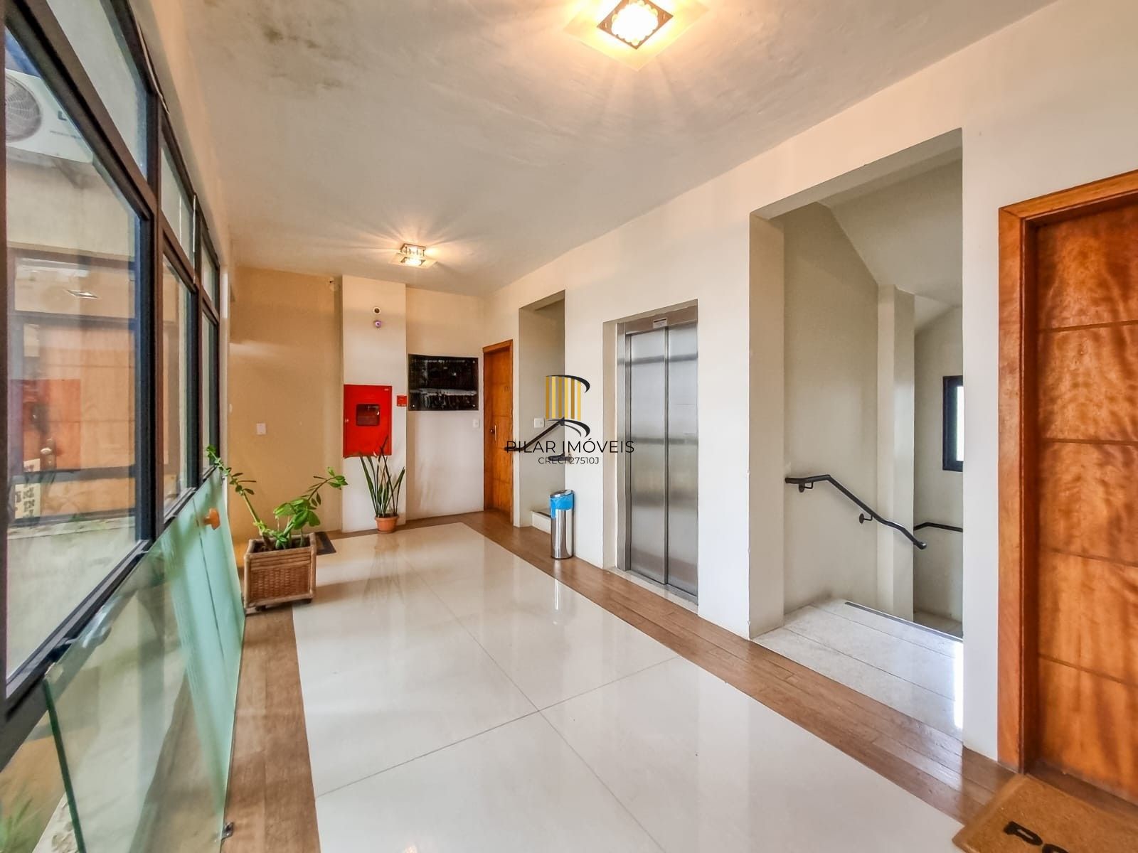 Sala locada com vaga no Menino Deus, a 200 m do Praia de Belas