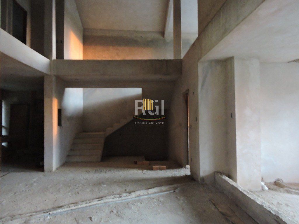 Casa para Venda - 300m², 5 dormitórios, sendo 3 suites, 5 vagas - Teresópolis