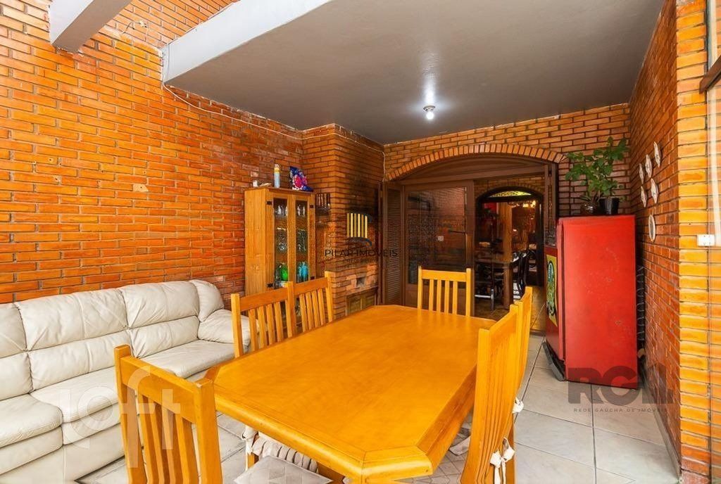 Casa de 245m² com 5 dormitórios no bairro Sarandi
