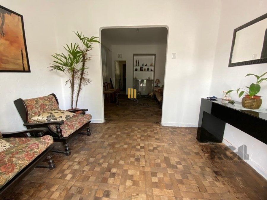 Ampla casa de 180m² com 2 dormitórios e churrasqueira.