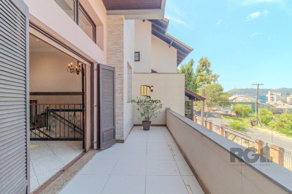 Linda casa de 04 dormitórios com vista livre no Bairro Teresópolis