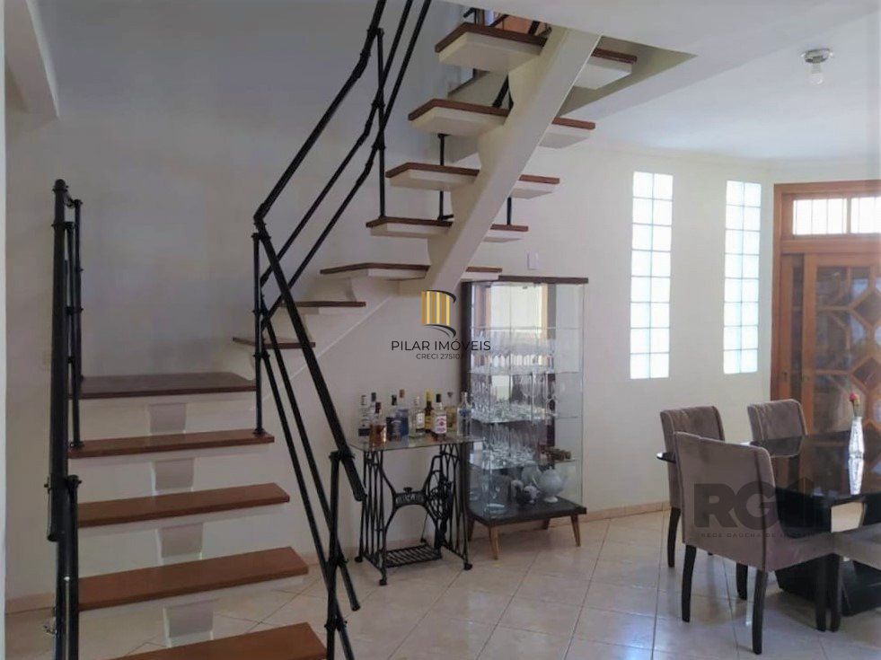 Casa 234m² - 3 dormitórios, 1 suíte e vaga para 6 carros no Jardim São Pedro
