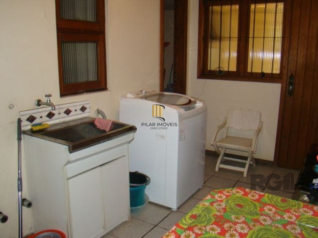 Casa de 370m² - 4 dormitórios, 2 suítes e 4 vagas de garagem no bairro Espírito Santo