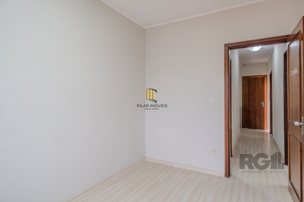 Casa de 214m² com 4 dormitórios, 1 suíte, piscina e 2 vagas no bairro Teresópolis