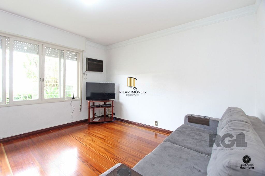 Casa com 5 suítes, 7 banheiros, 4 vagas no bairro Partenon