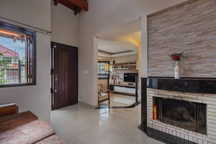 Excelente casa de 209m² com 3 dormitórios, piscina e 3 vagas de garagem.