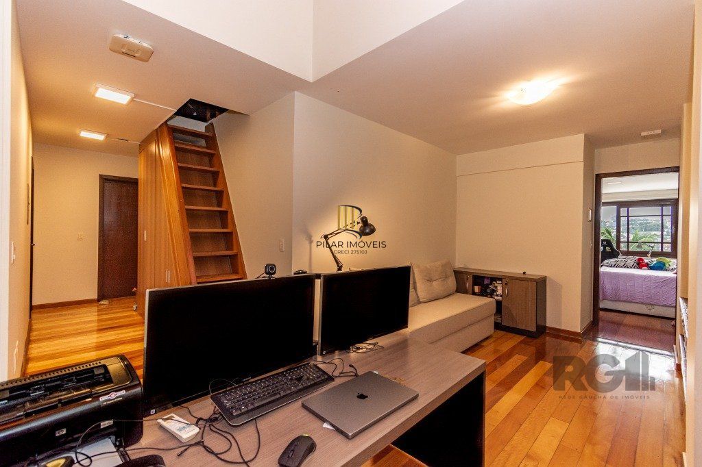 Casa de 484m², 4 dormitórios, 8 vagas no bairro Chácara das Pedras!