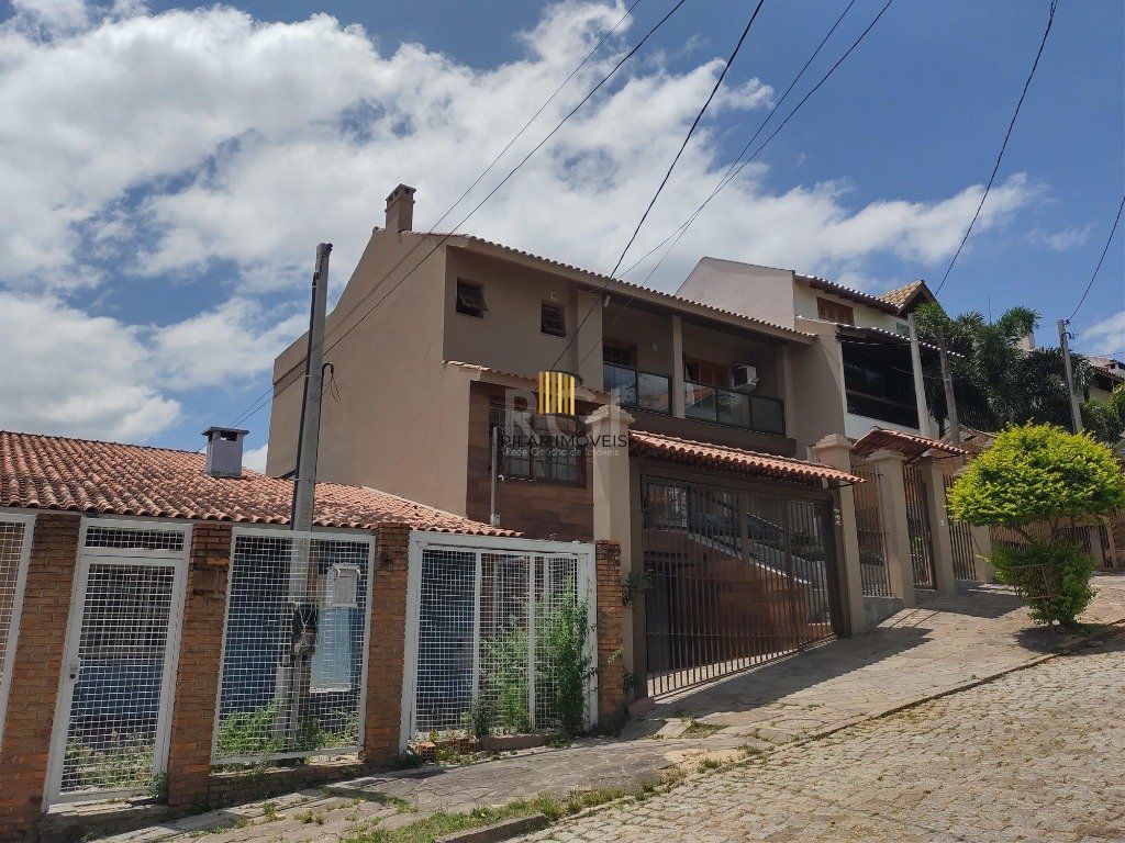 Excelente casa com 03 suíte, espaço gourmet com churrasqueira, living com lareira, pátio com piscina e garagem para 02 carros no bairro Espírito Santo