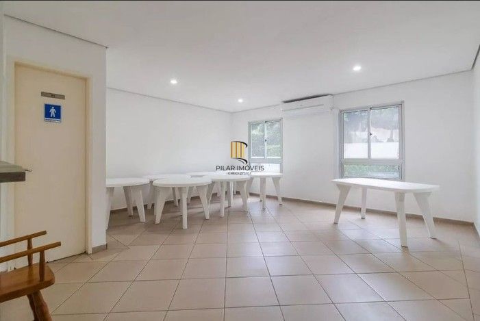 Apartamento de 2 dormitórios com 1 vaga de garagem escriturada, na Rua Dom Vital, Bairro Glória.