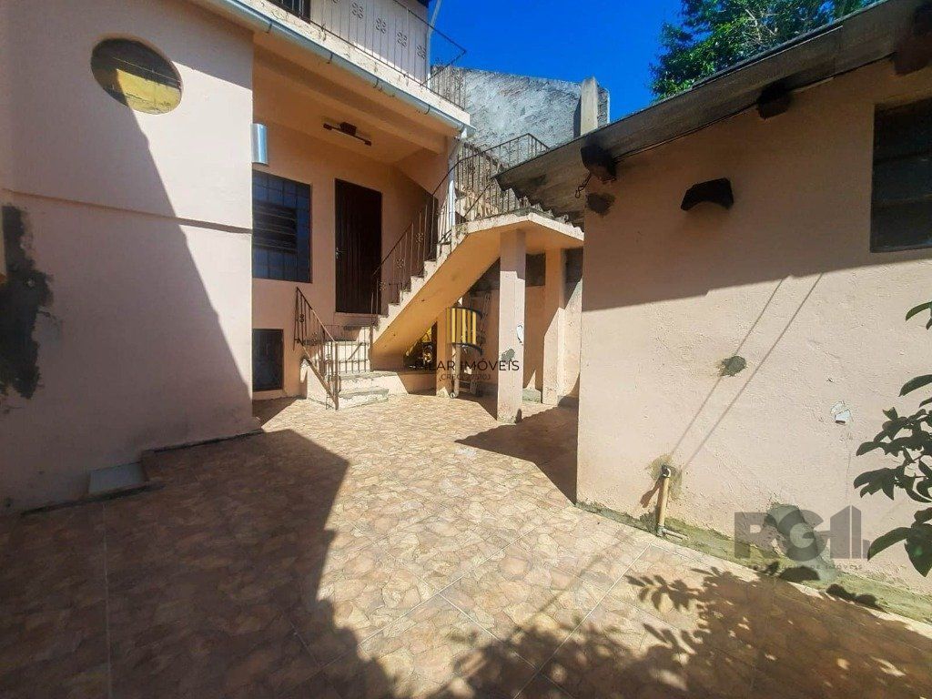 Excelente casa de 240m² com 4 dormitórios e 2 vagas.