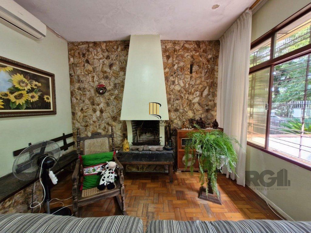 Casa com 243m2 de área privativa, com amplo pátio de 11 x 44, próxima a Av. Teresópolis