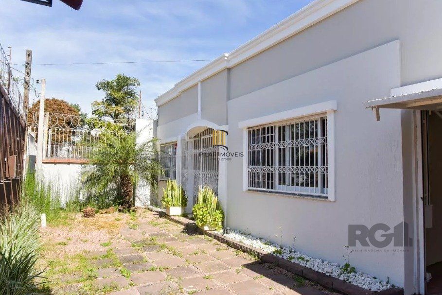 Casa de 197m² - 5 dormitórios, 3 vagas no bairro Rubem Berta