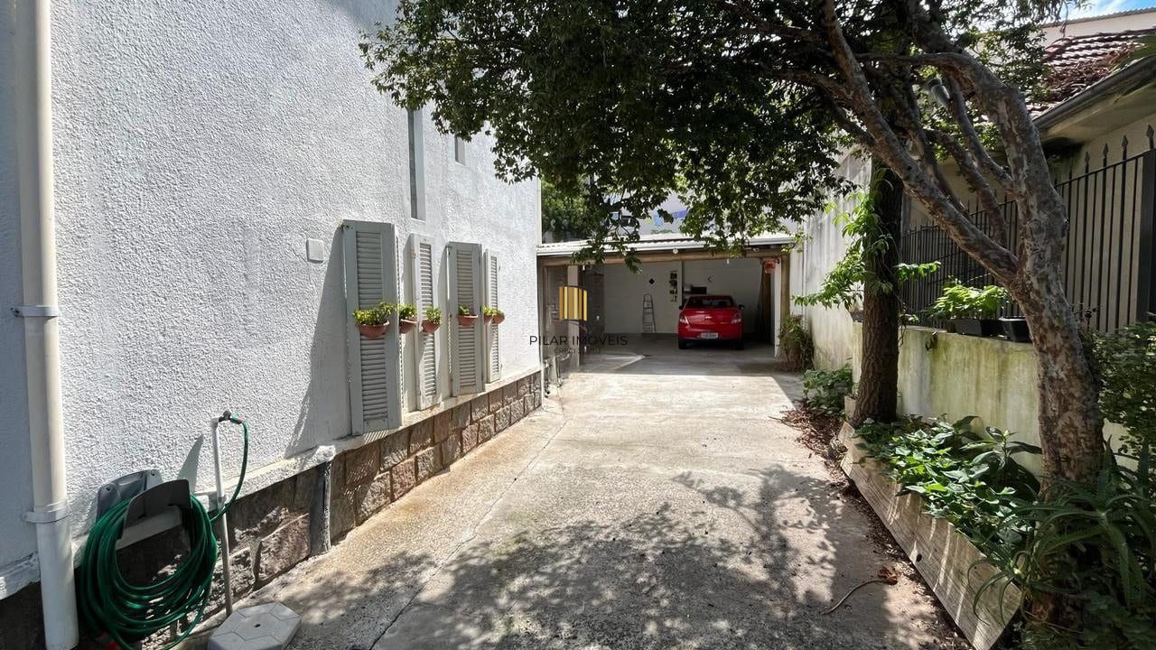 Casa de 4 dormitórios no bairro Santo Antônio, Porto Alegre