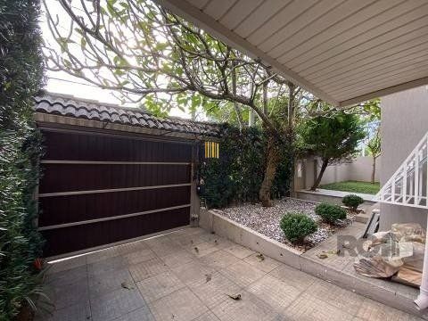 Casa 3 dormitórios a uma quadra da avenida Teresópolis e cinco minutos do Bourbon Shopping Teresópolis