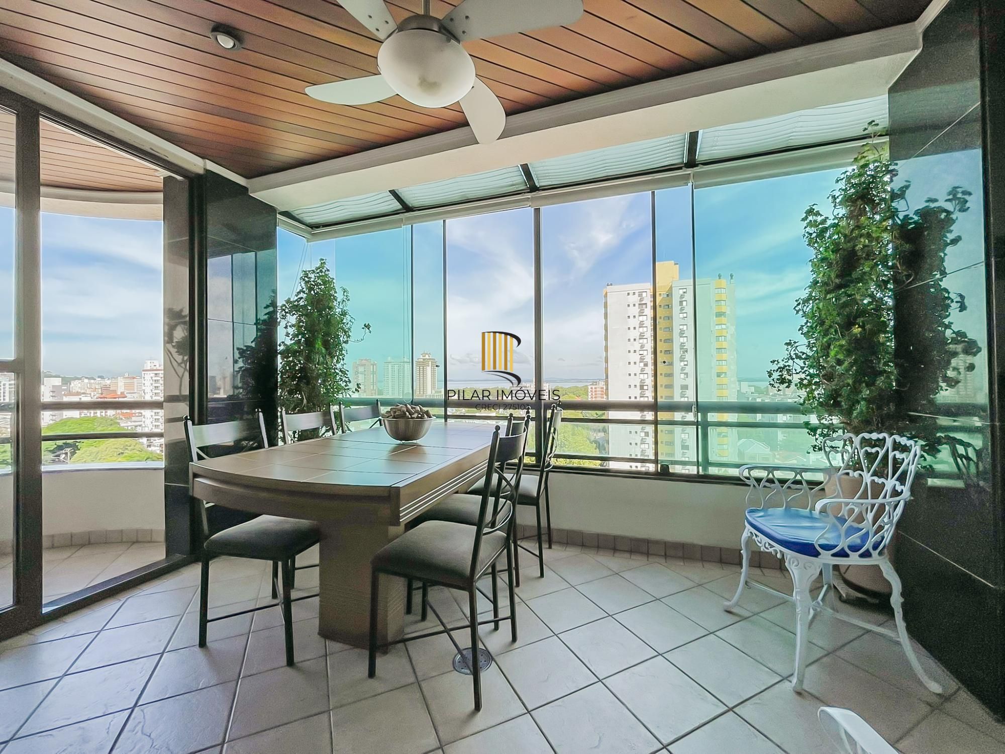 Lindo apartamento 03 dormitórios, duas vagas Coração Menino Deus