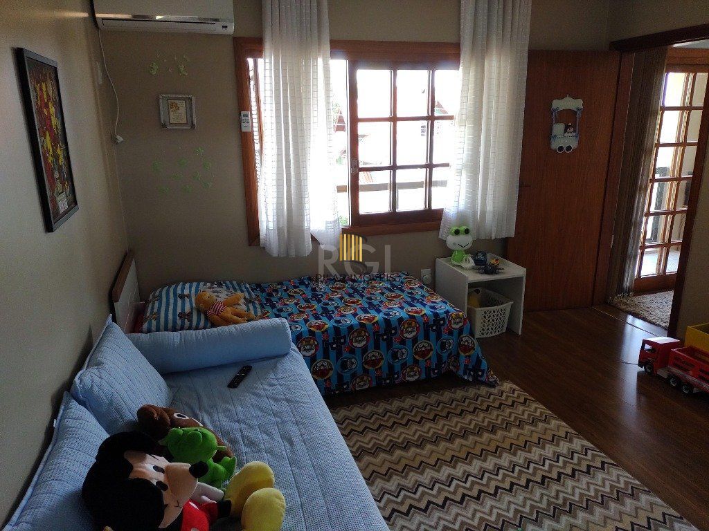 Excelente casa com 03 suíte, espaço gourmet com churrasqueira, living com lareira, pátio com piscina e garagem para 02 carros no bairro Espírito Santo