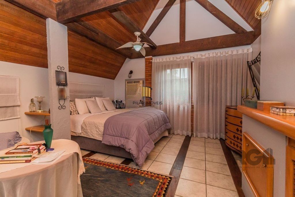 Impecável casa no bairro Medianeira. Living de 3 ambientes com lareira. Com 4 dormitórios sendo 1 suíte também com lareira. Ampla cozinha mobiliada e reformada. Dormitórios com armários fixos .