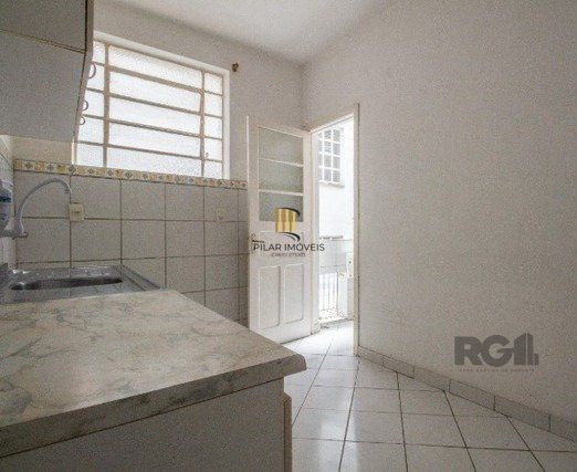 apartamento amplo e bem localizado de 2 dormitórios+dependência