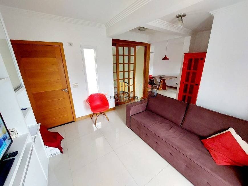 Casa com 03 dormitórios, 01 suíte, pátio com churrasqueira e 03 vagas de garagem no bairro Tristeza - Pilar Imóveis