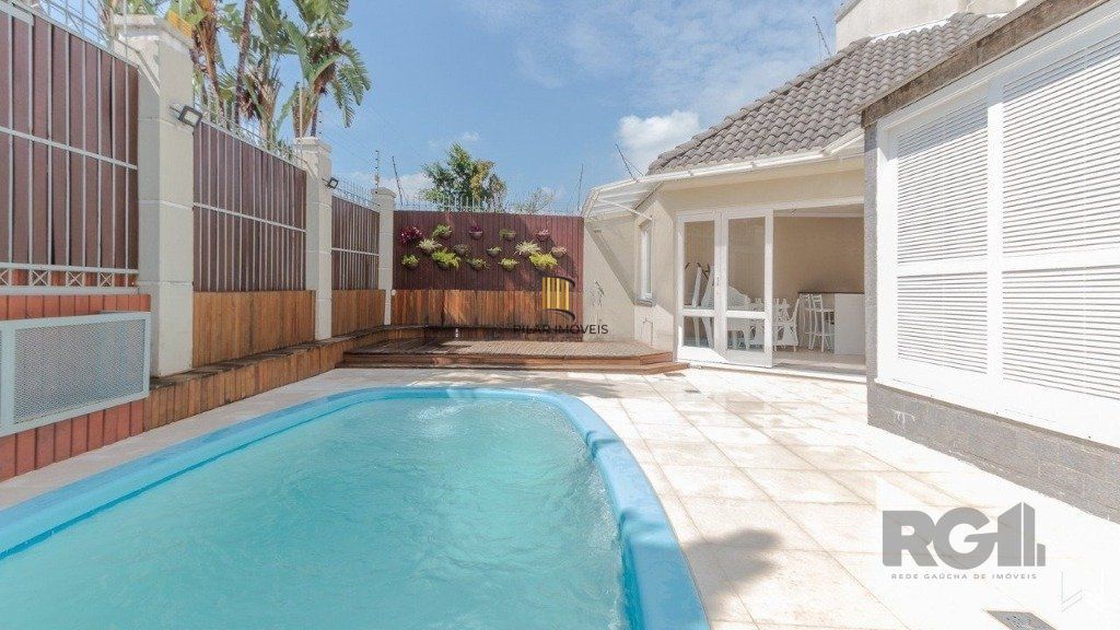 Excelente casa em condomínio de 249m² com 03 dormitórios e 4 vagas.