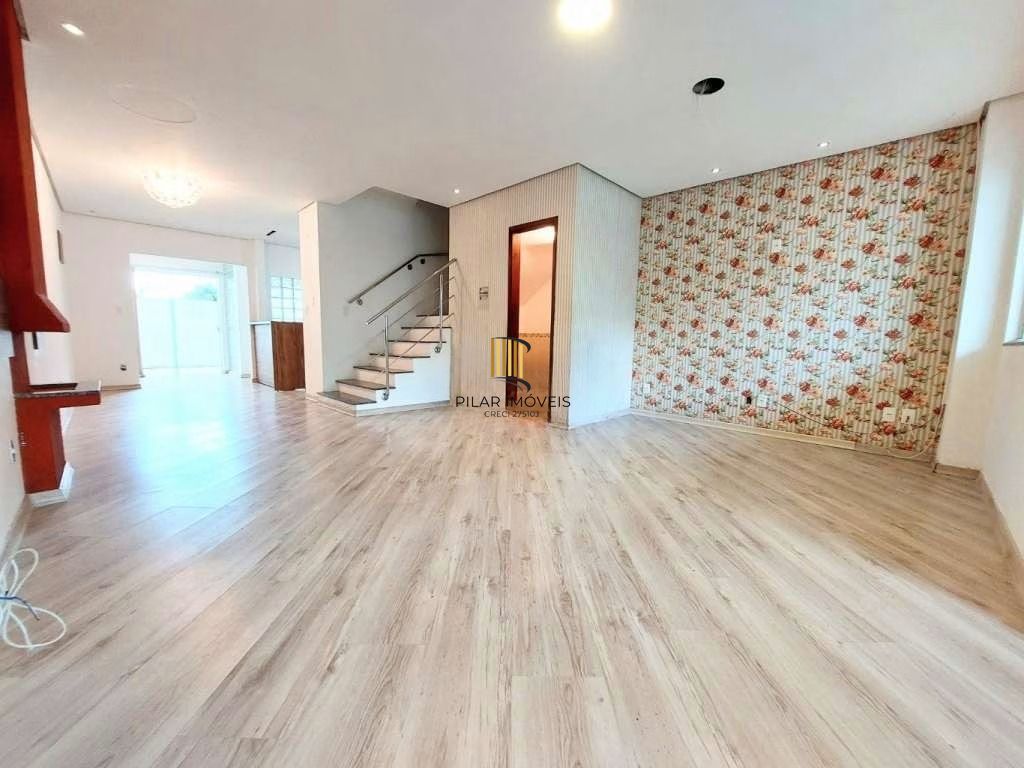 Casa à venda na Hípica, 3 dormitórios, suíte com closet, sótão com churrasqueira e terraço, condomínio fechado com lazer